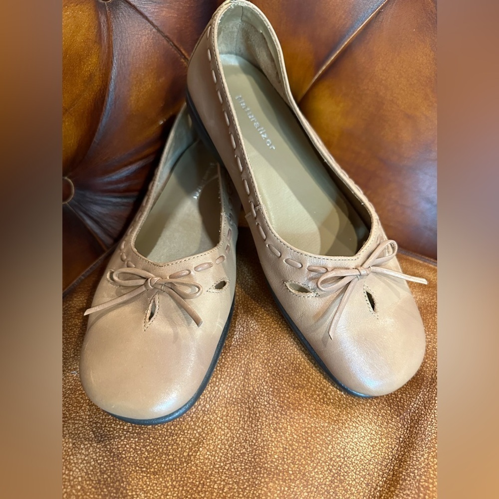 EUC NATURALIZER BALLERINA STYLE SHOE LEATHER LIGHT TAN SZ 6